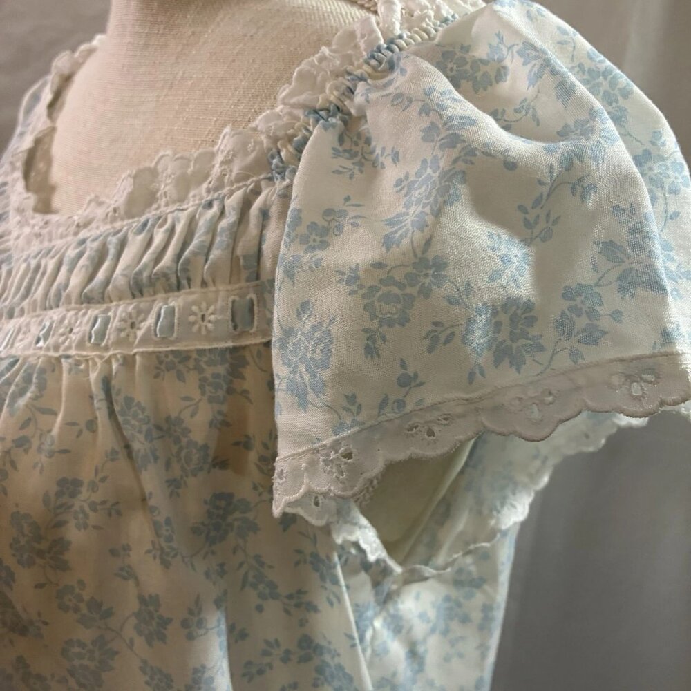 Vintage Miss Elaine Nightgown Size M Cap Sleeve White w Blue Floral Eyelet Trim - Picture 3 of 6